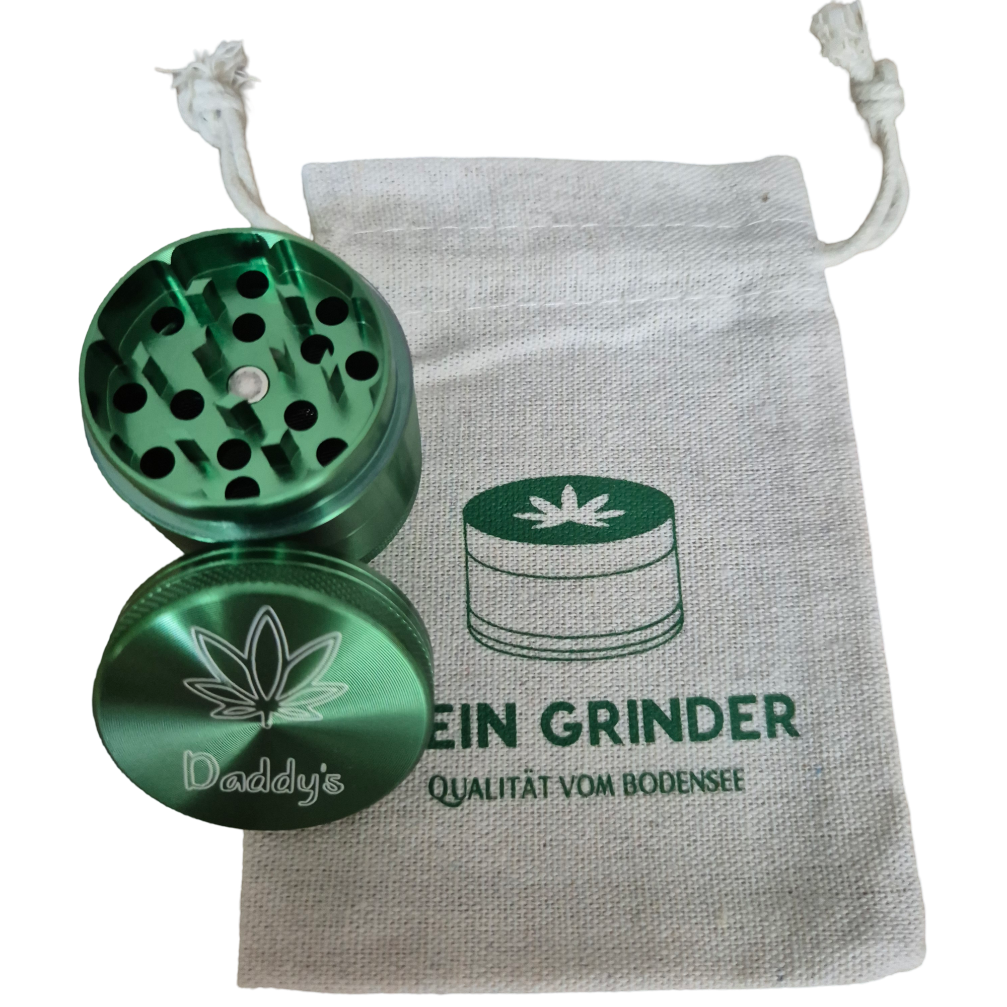 Personaliserter grüner Grinder mit Hanf Blatt und Schriftzug Daddy´s neben Baumwollsack