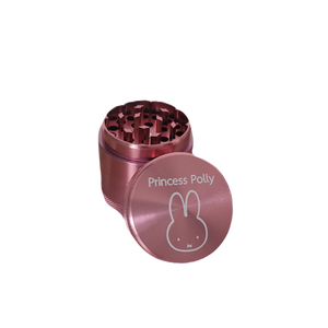 Pinker Grinder mit Gravur Princess Polly und Bunny auf einem Säckchen aus Baumwolle