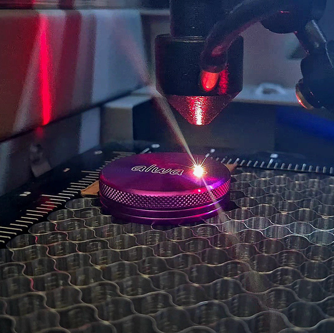 Pinker Grinder Deckel in Lasermaschine wird mit einem Frauen Namen graviert