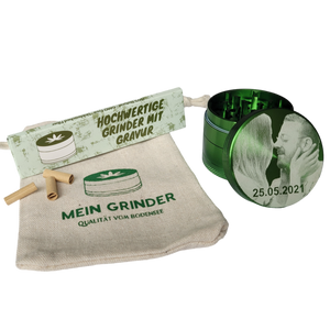 Grüner Grinder mit Gravur eines Liebespäarchen mit Kiffer Zubehör