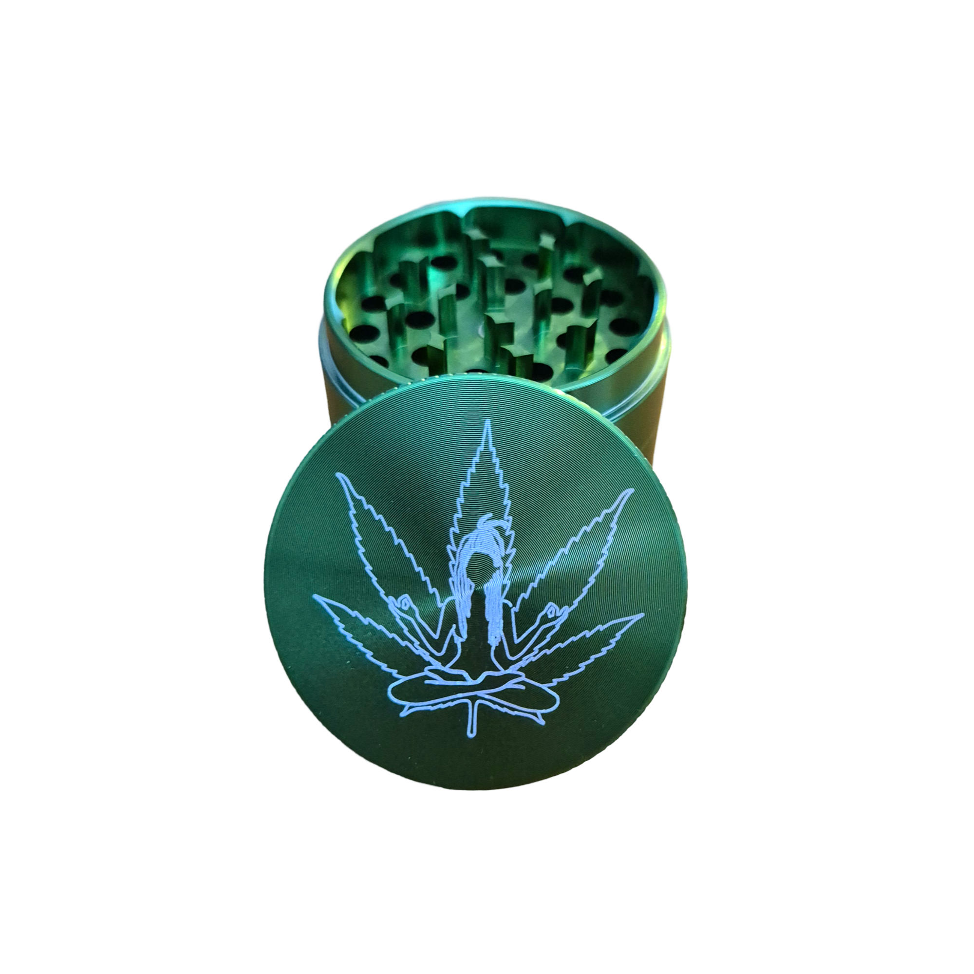 Grüner gravierter Grinder mit einer Yoga Frau und einem Hanfblatt im Hintergrund