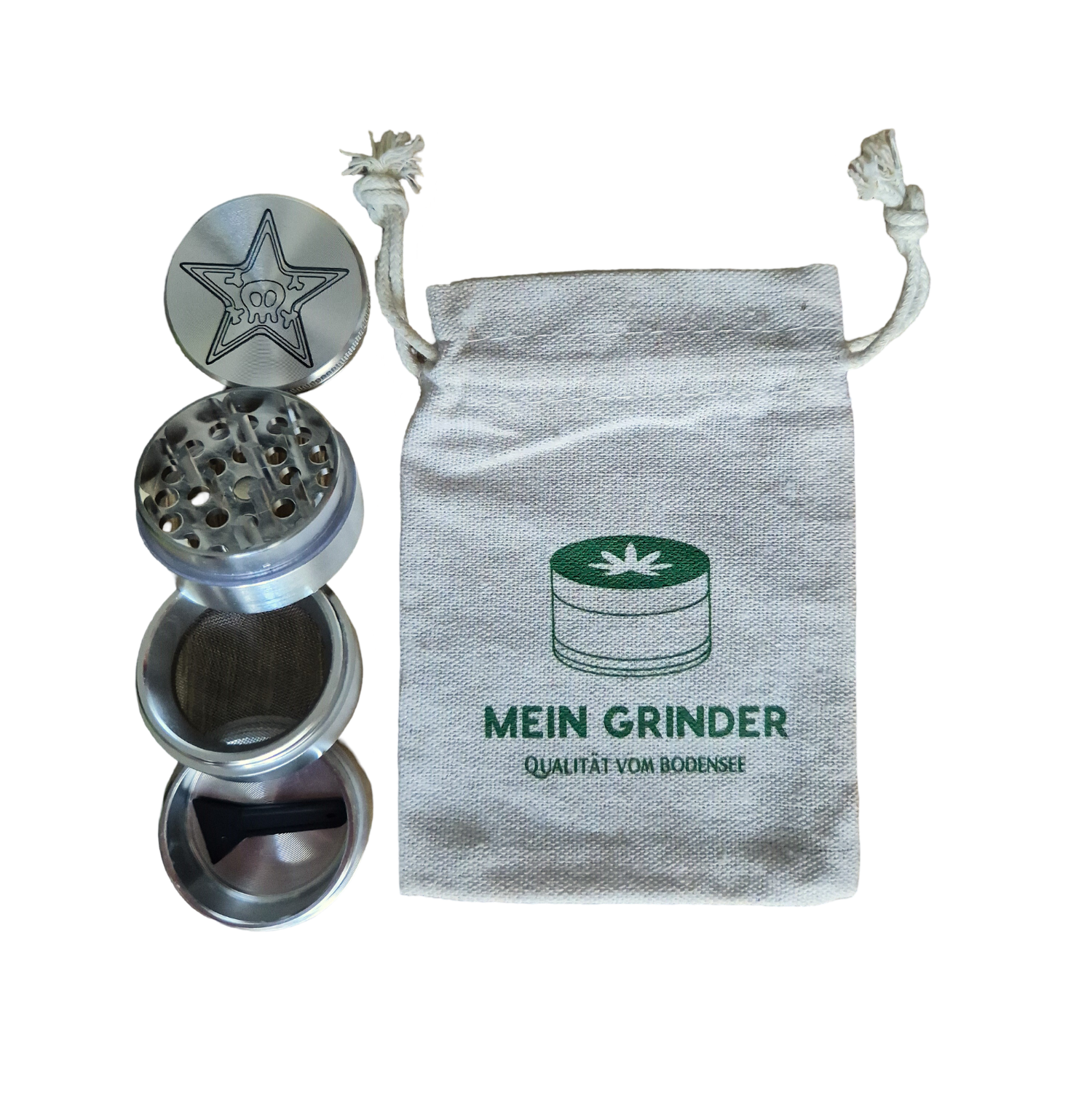 Silberner Grinder mit Gravur in 4 Teilen neben Baumwollsäckchen als Kiffer Geschenk