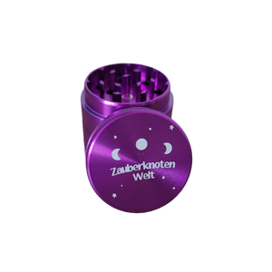 Lila Grinder mit dem Schriftzug Zauberknoten Welt auf dem Deckel graviert