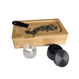 Stashbox mit Drehunterlage auf dem Deckel im Kiffer Set mit Grinder, Jar, Bürste und Longpapes