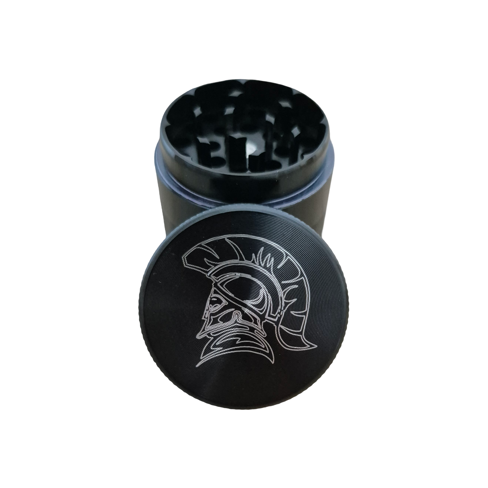 Schwarzer Grinder mit 40mm Durchmesser und Römischer Soldat mit Helm graviert auf dem Deckel
