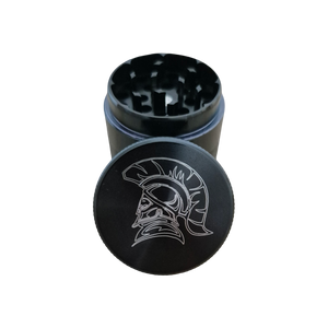 Schwarzer Grinder mit 40mm Durchmesser und Römischer Soldat mit Helm graviert auf dem Deckel