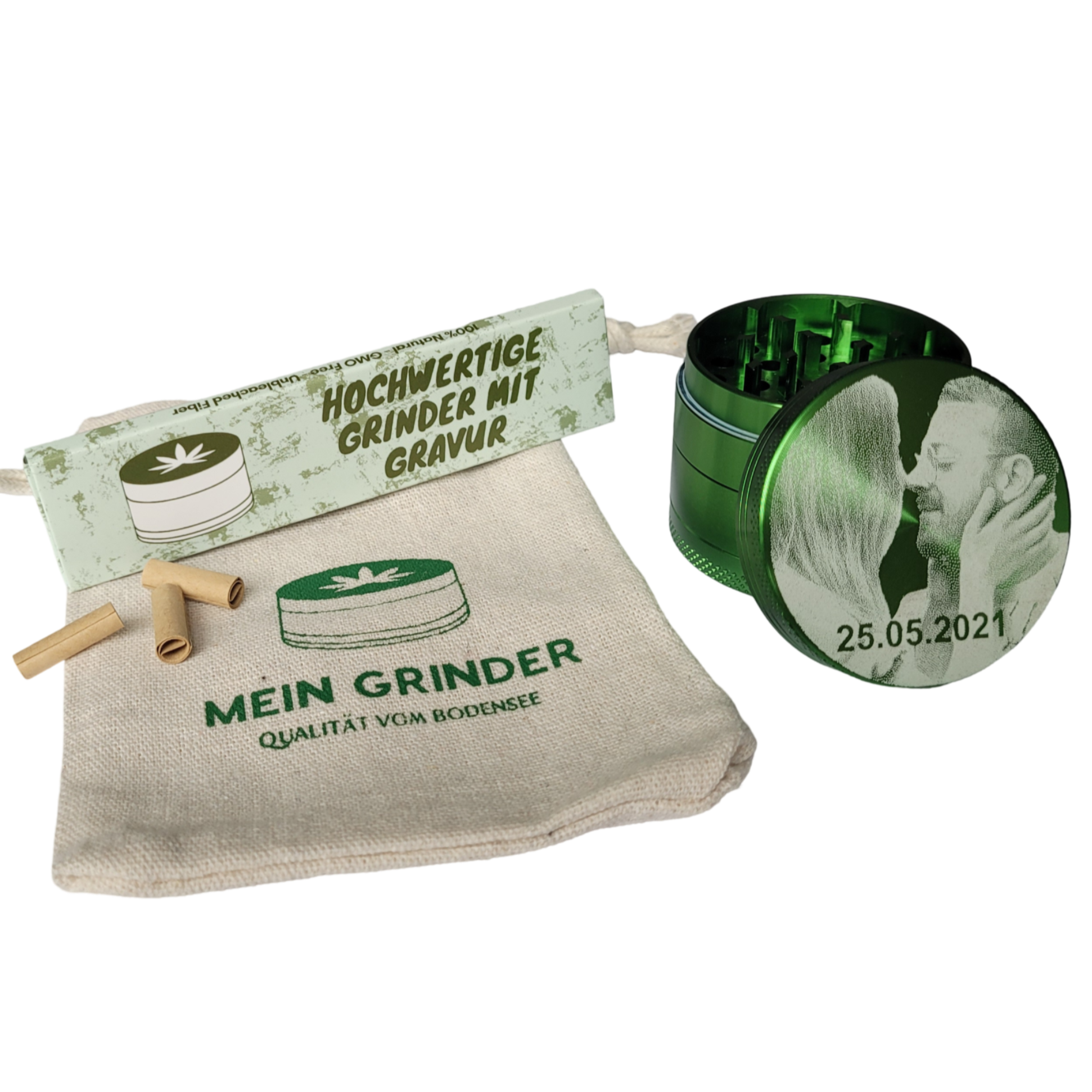 Grüner Grinder mit Gravur eines Liebespäarchen mit Kiffer Zubehör